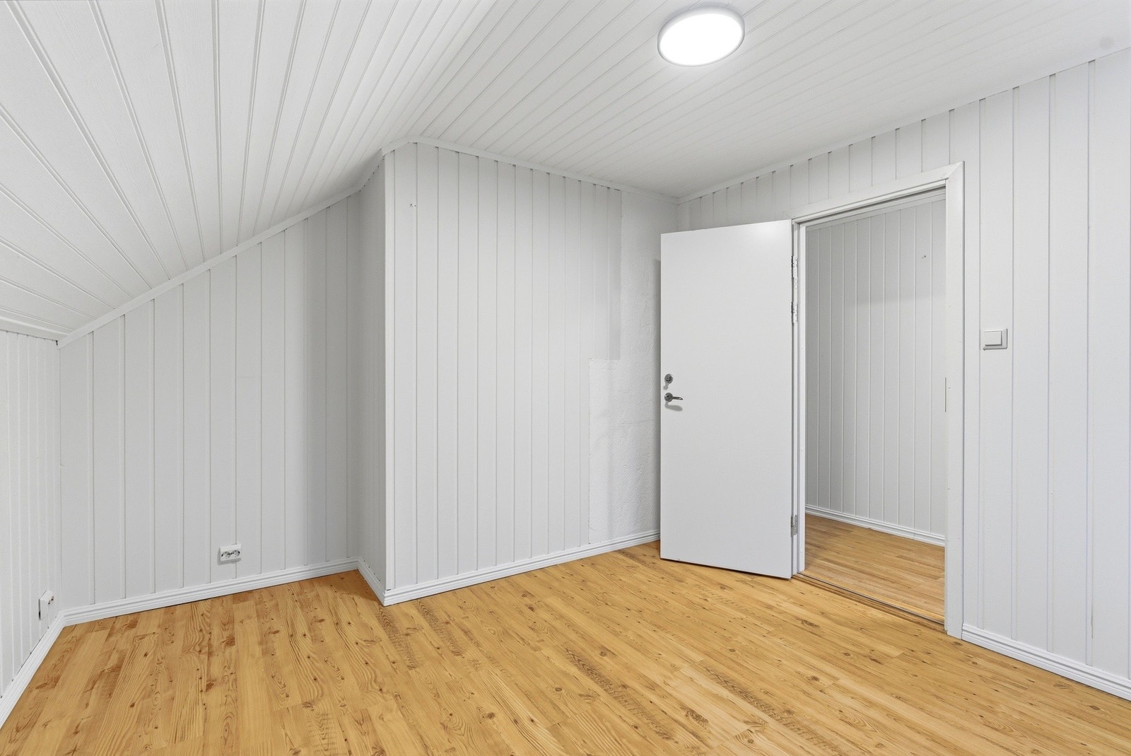 Alle soverommene har god plass til seng, nattbord og annet ønsket møblement. Galleribilde