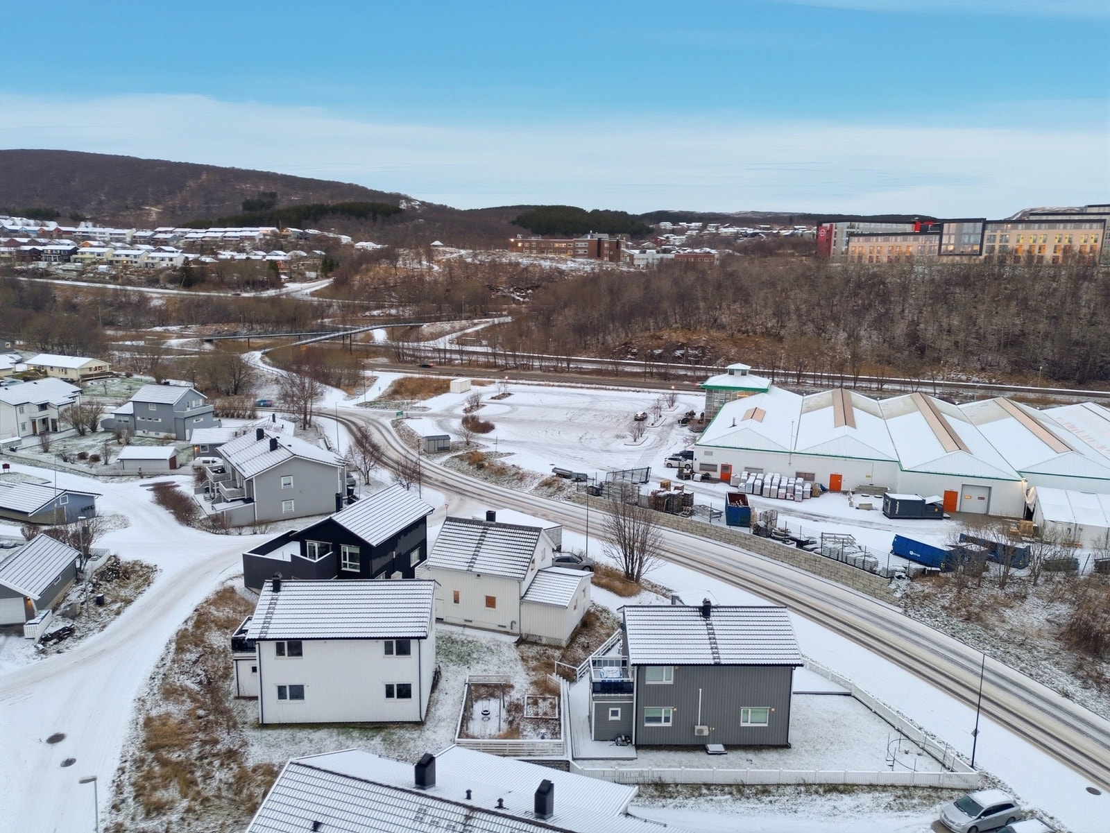 Skoler og barnehager som Mørkvedbukta skole og barnehage, Hunstad ungdomsskole, Bodin videregående, Politihøgskolen og Nord universitet ligger alle innen behagelig gangavstand. Galleribilde