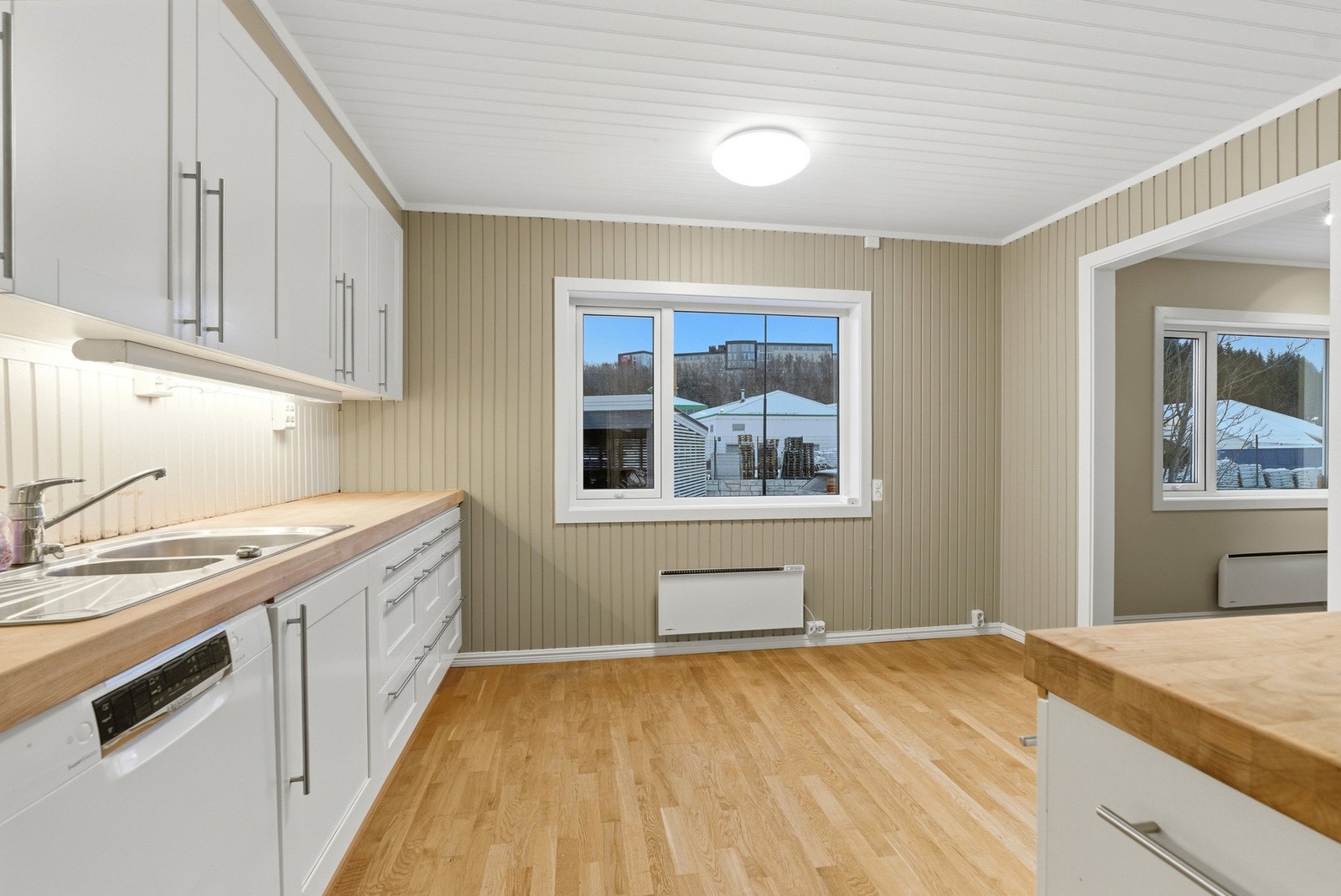 Kjøkkenets utforming sørger for rikelig med oppbevaringsplass i skuffer og skap. Galleribilde