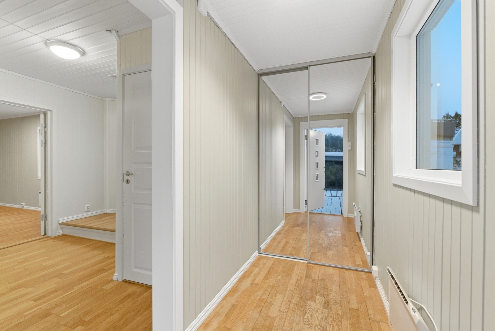 Vel inne blir du møtt av en lys entré med en praktisk skyvedørsgarderobe. Galleribilde