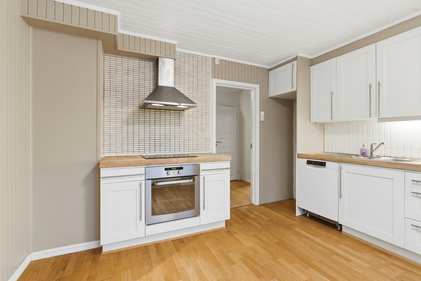 Overflatene er malt i et tidløst fargevalg. Galleribilde