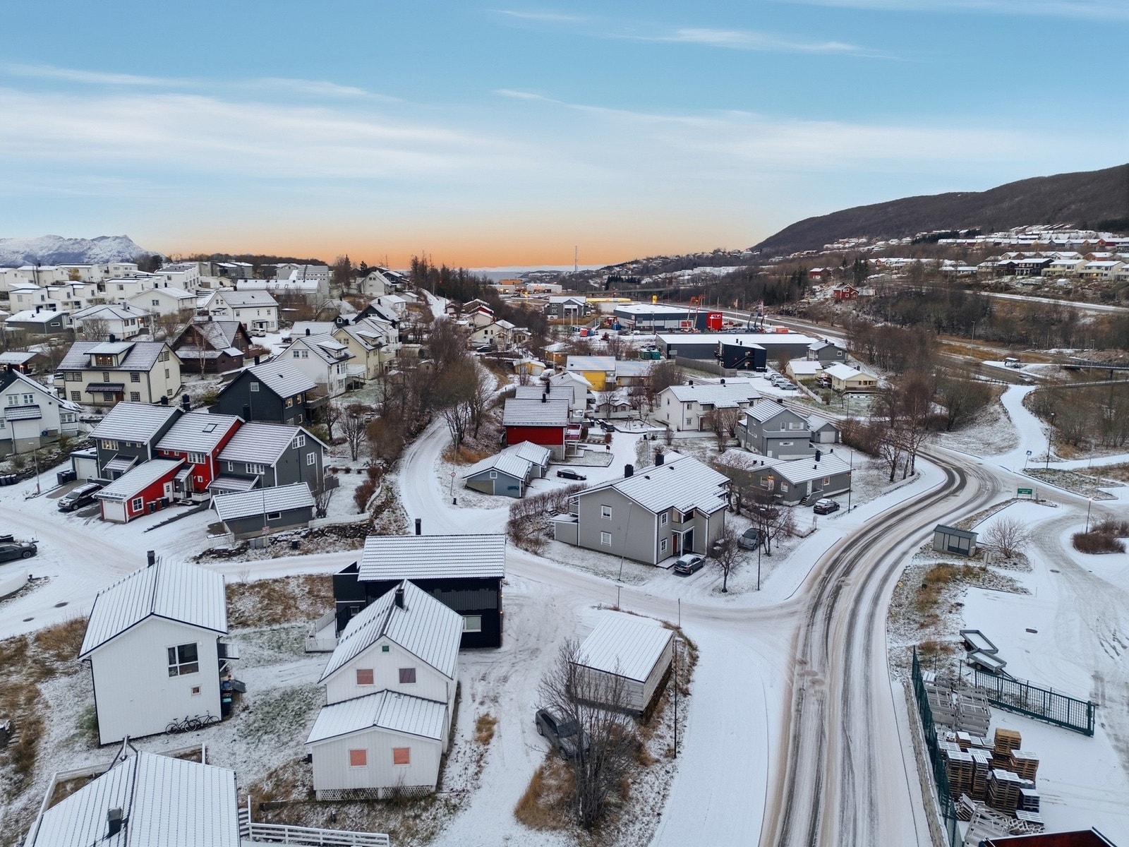 Boligen ligger i et attraktivt og familievennlig område med rolige omgivelser og alt du trenger i hverdagen like i nærheten. Galleribilde