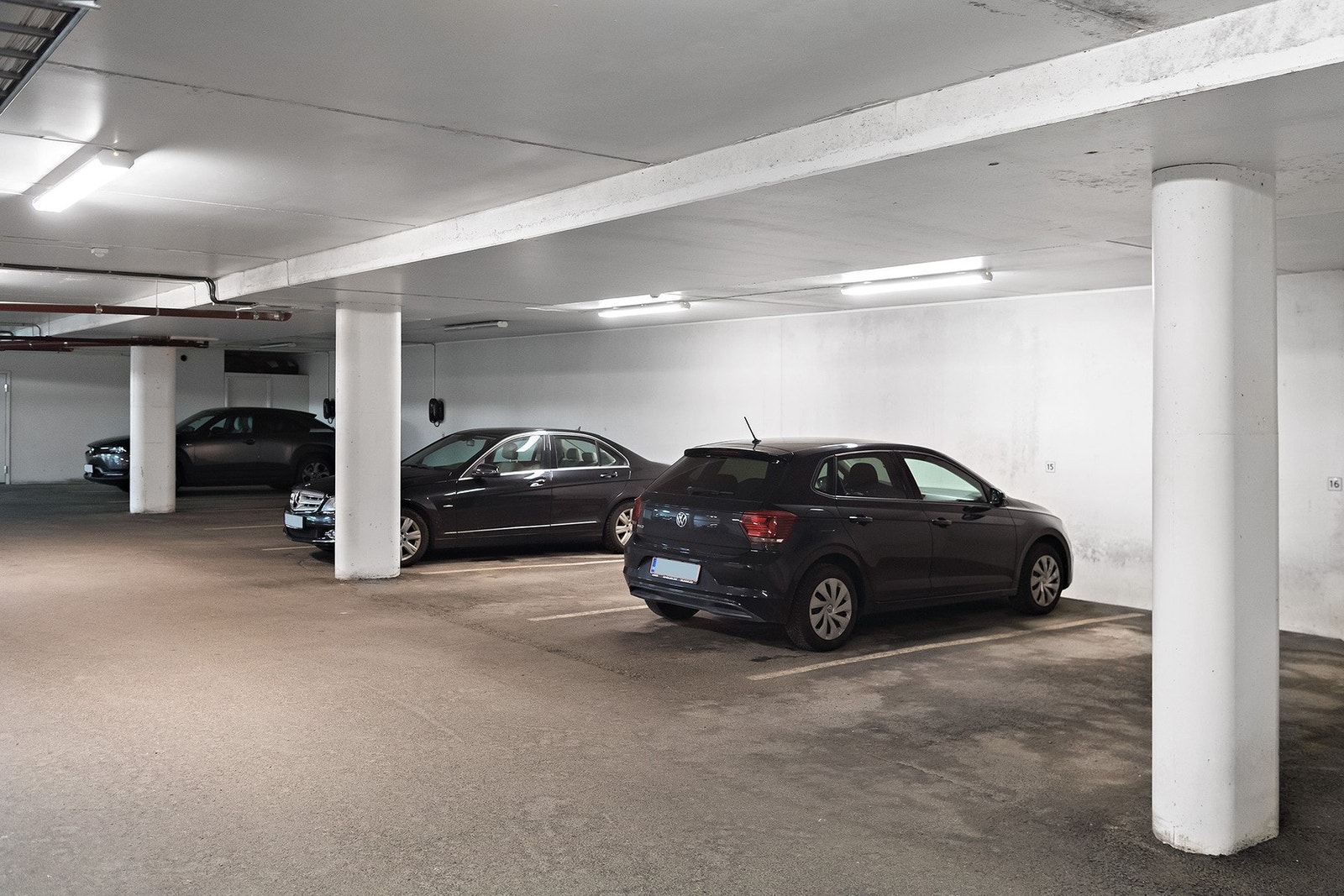 Det er parkeringskjeller i bygget. Man må sette seg på liste for å få leid parkering i kjeller. Galleribilde