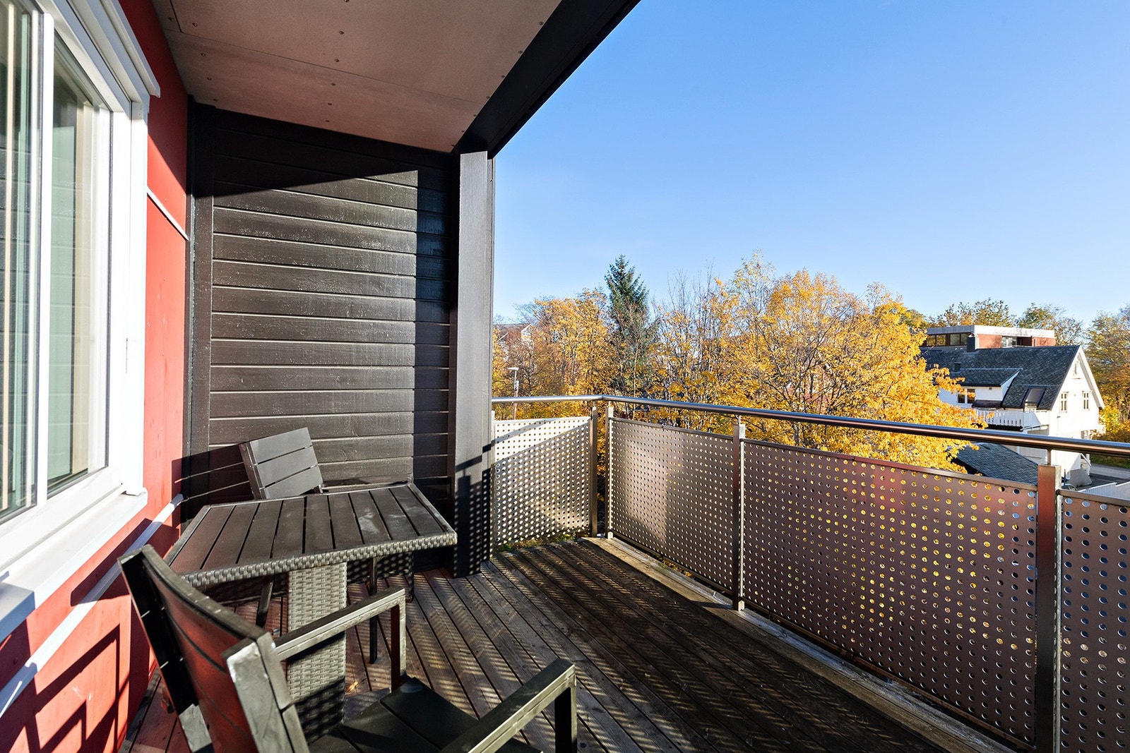 Gode solforhold og utsikt ned mot fjorden og molde sentrum. Galleribilde