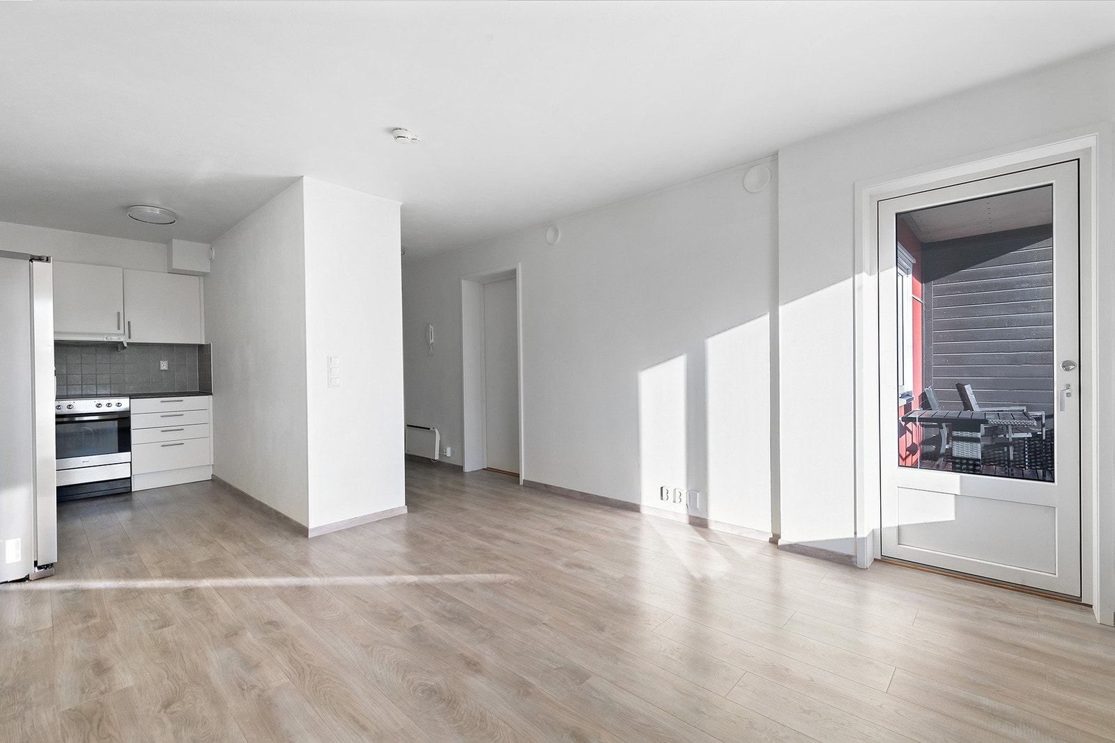 Leiligheten ligger i 3.etasje og har meget sentral beliggenhet. Det er installert heis i bygget, og bygget har gjennomgående god standard. Galleribilde