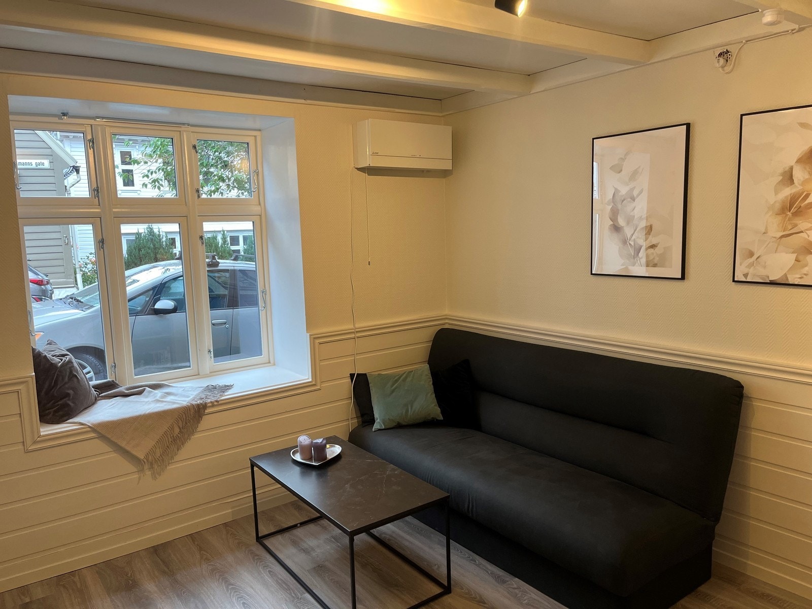 Stuen er romslig og er møblert med sofagruppe og tv Galleribilde