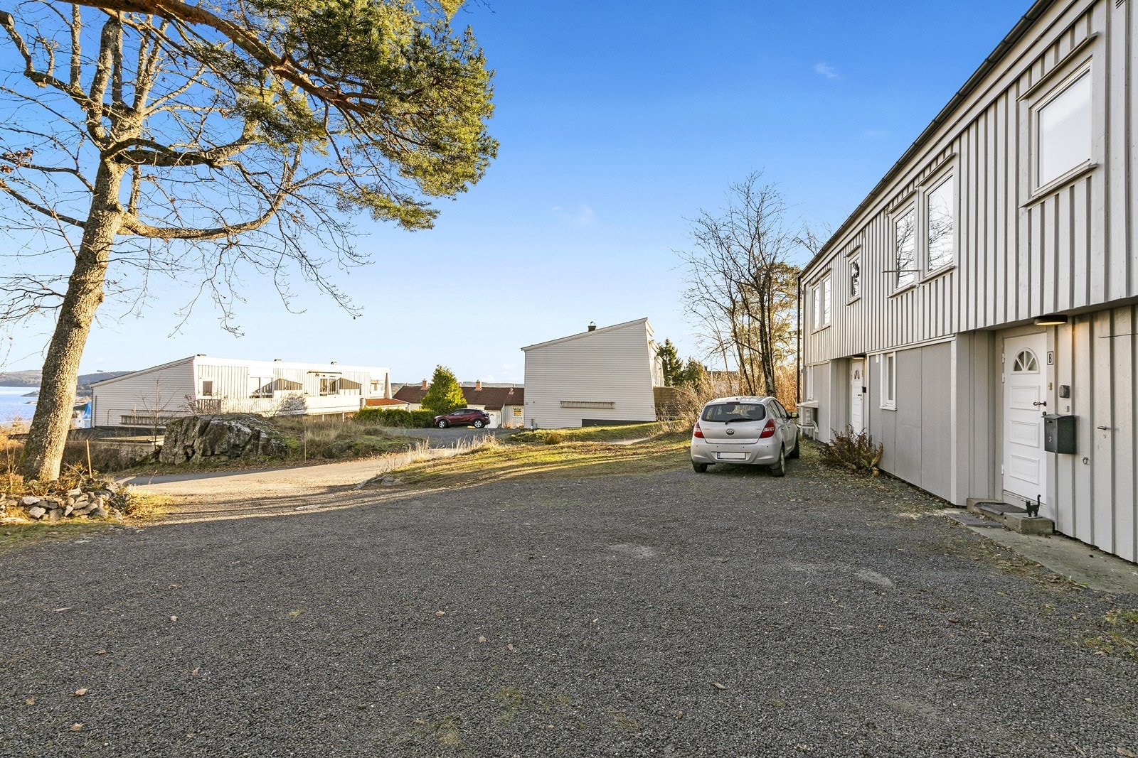 Denne leiligheten parkert en bil foran inngangspartiet. Galleribilde