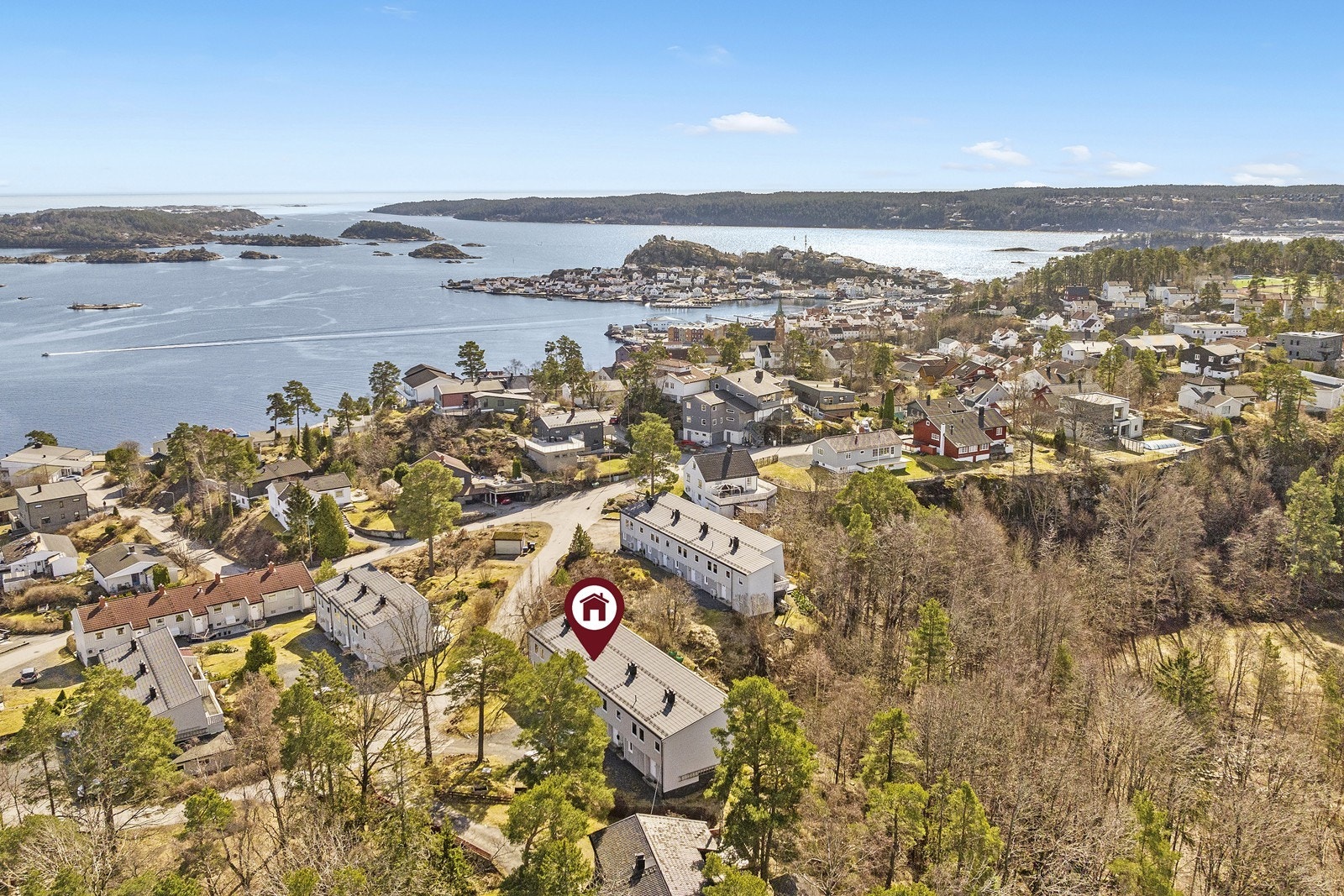 Sentrumsnær rekkehusleilighet med fin sjøutsikt, uteplass og oppusset bad. Galleribilde