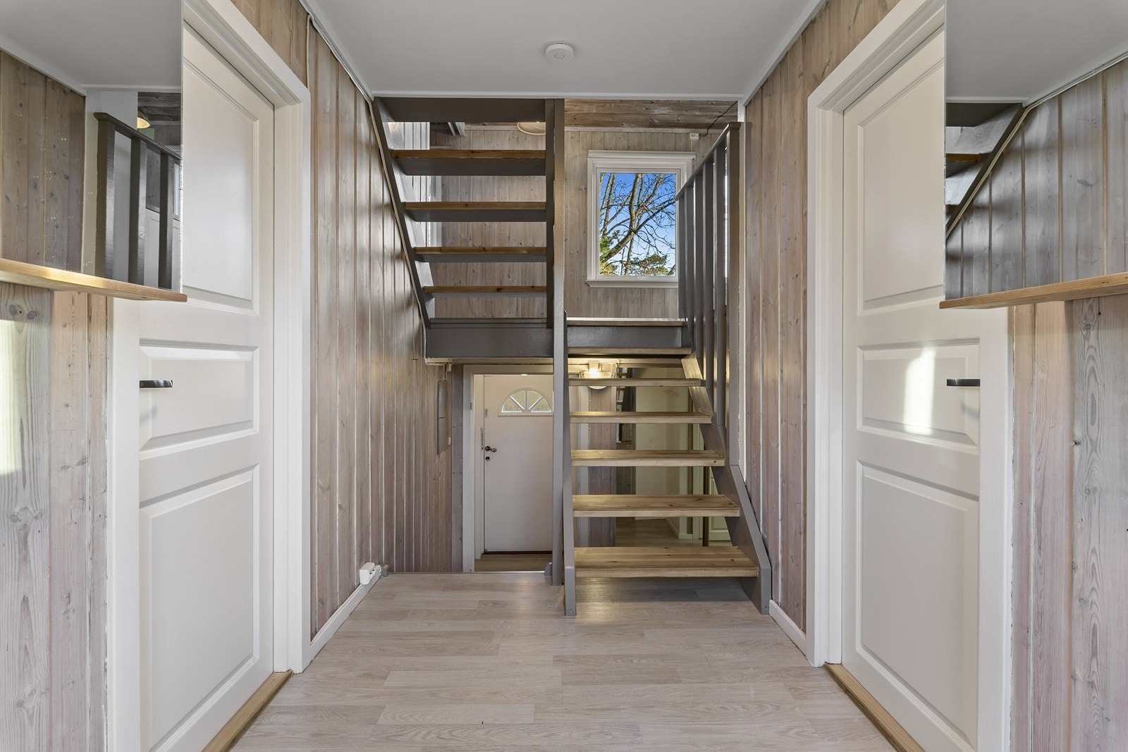 I plan 2 er det to soverom samt mellomgang med utgang til uteplass. Galleribilde