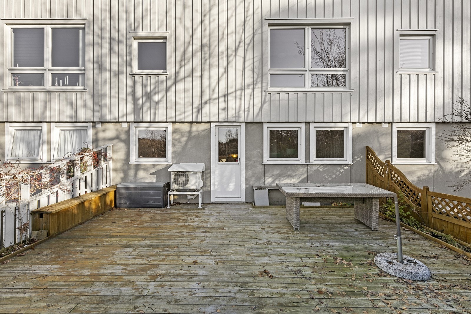 Uteplassen er opparbeidet med terrasse. Galleribilde