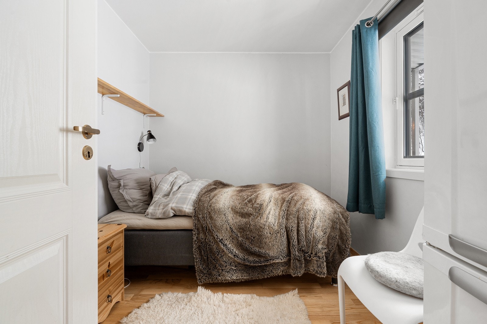 Boligens andre soverom er også av fin størrelse og passer utmerket som barnerom, gjesterom, hjemmekontor etc.