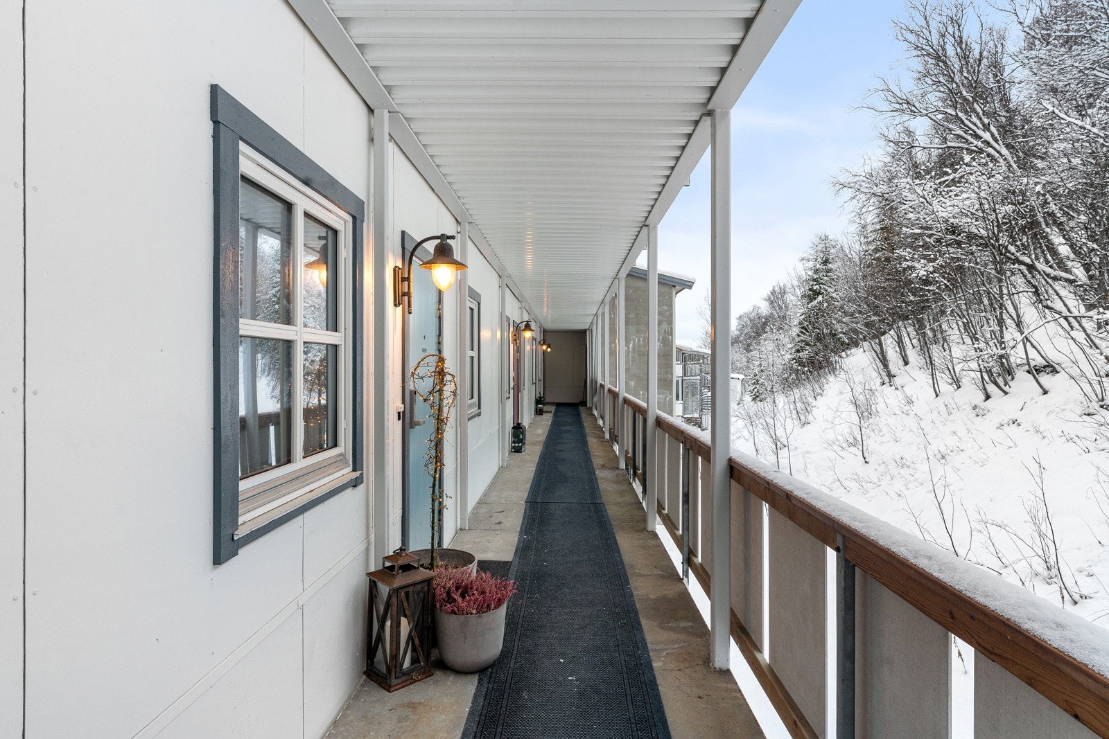 Inngangsparti fra svalgang. Det er for øvrig fine solforhold på dagtid på fellesterrasse.