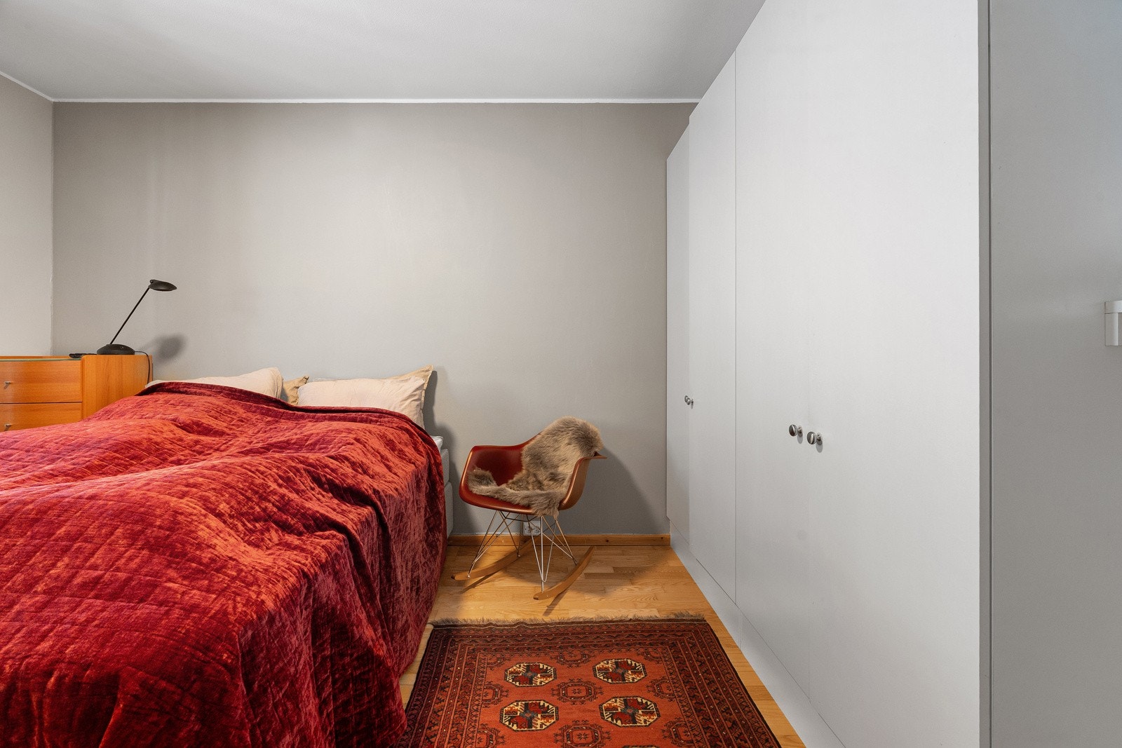 I tillegg har du godt med oppbevaringsplass i garderobe.