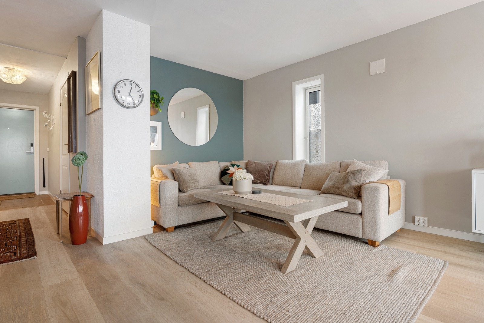 Leiligheten ligger på et hjørne i 3. etasje, noe som betyr ekstra vindu og herlige lysforhold.