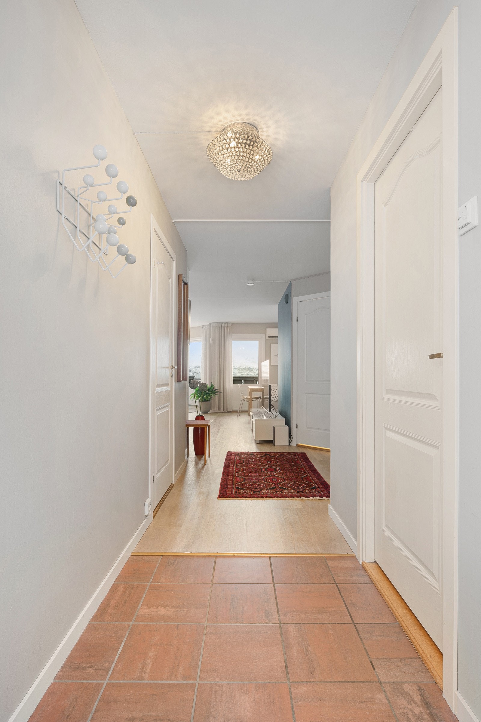 Velkommen inn! Flislagt entrè med varmekabler.