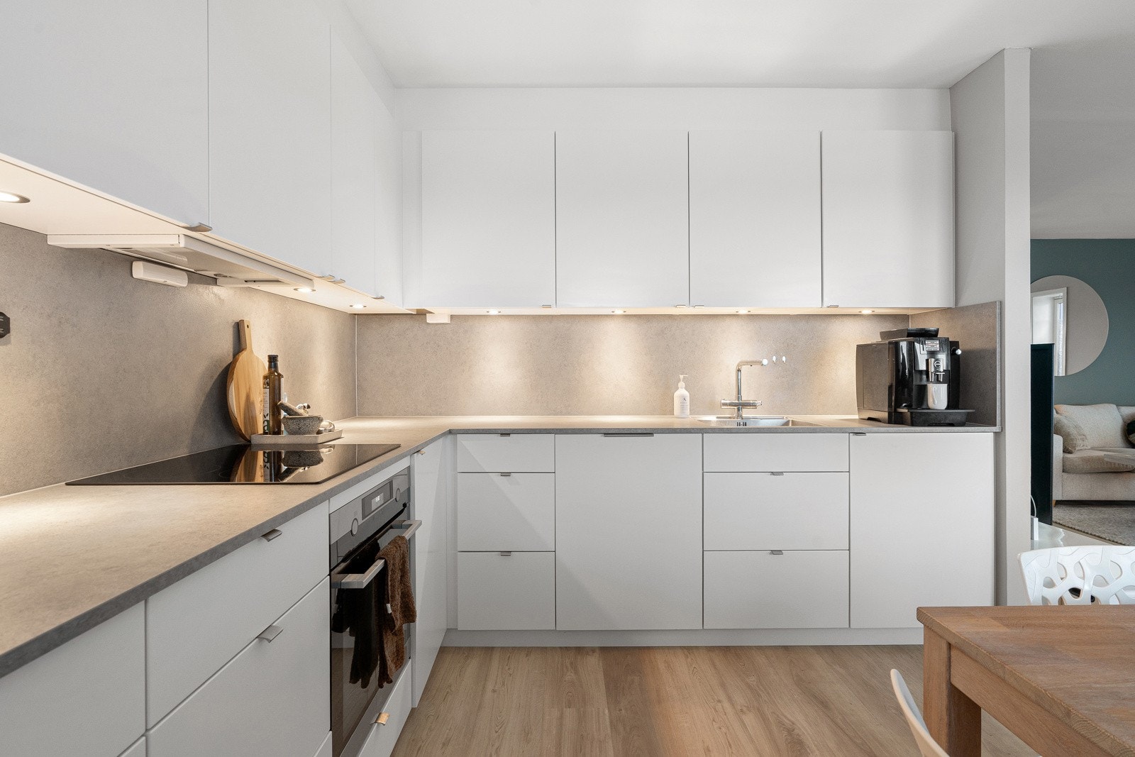 Her får du integrerte hvitevarer som oppvaskmaskin, stekeovn, induksjonstopp, microbølgeovn og kjøleskap fra merker som Bosch, Siemens og AEG.