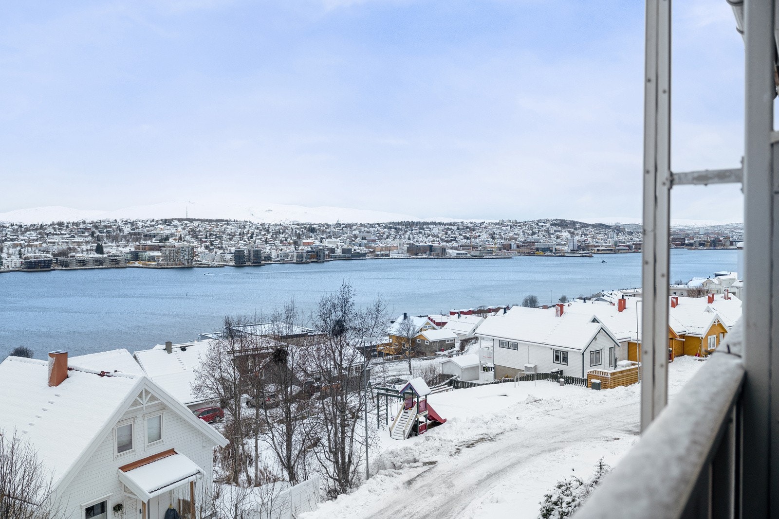 Her bor du tilbaketrukket i rolig omgivelser samtidig som alt av sentrums fasiliteter kun er en 10 minutters kjøretur unna.