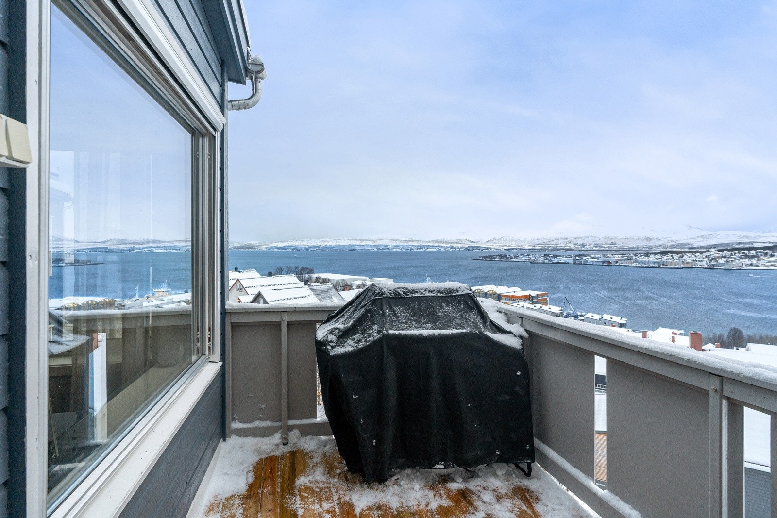 Her er det god plass til utemøbler, grill og beplantning.