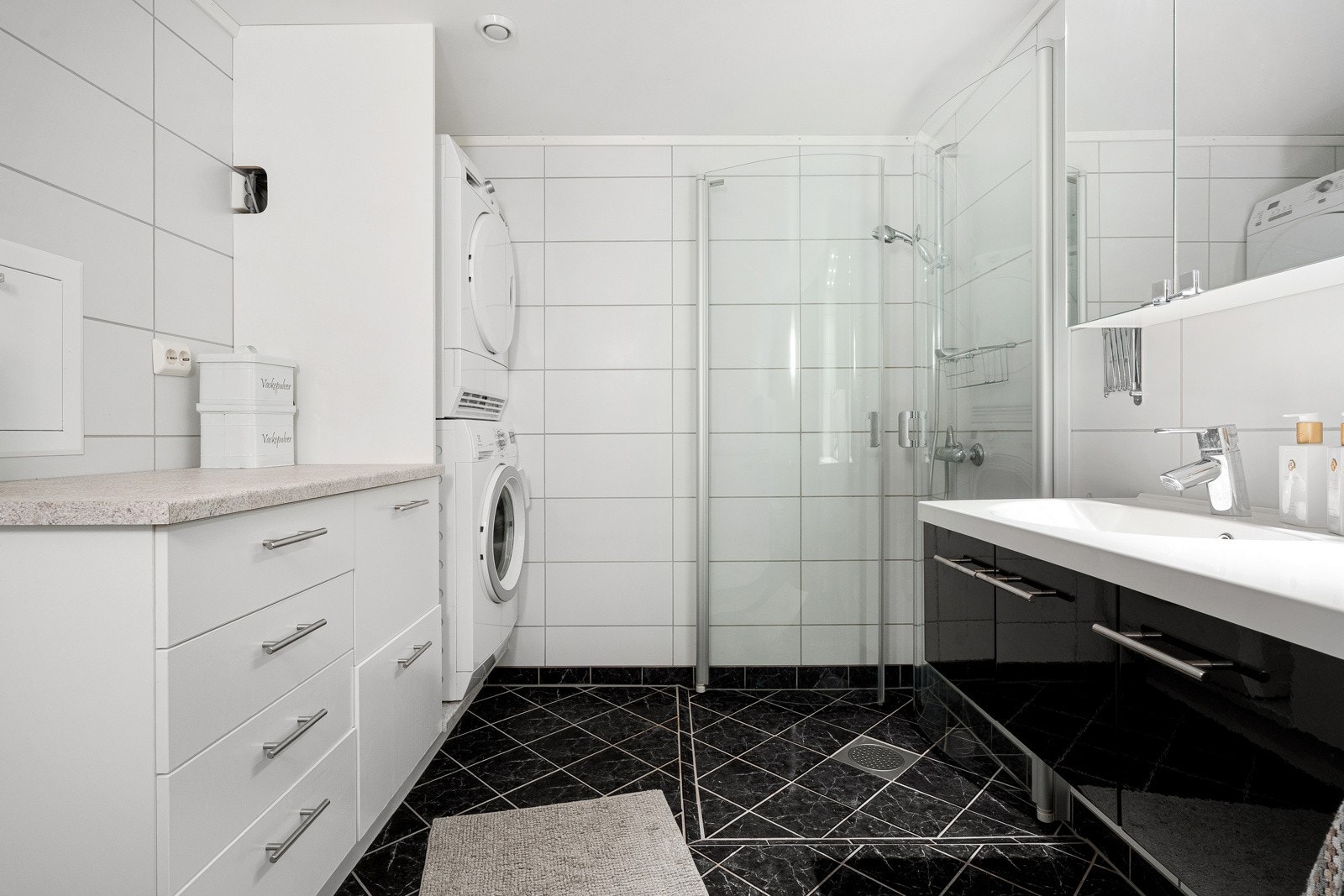 Her får du praktiske løsninger som plass for vaskemaskin og tørketrommel og dusj med innfellbare dører.
