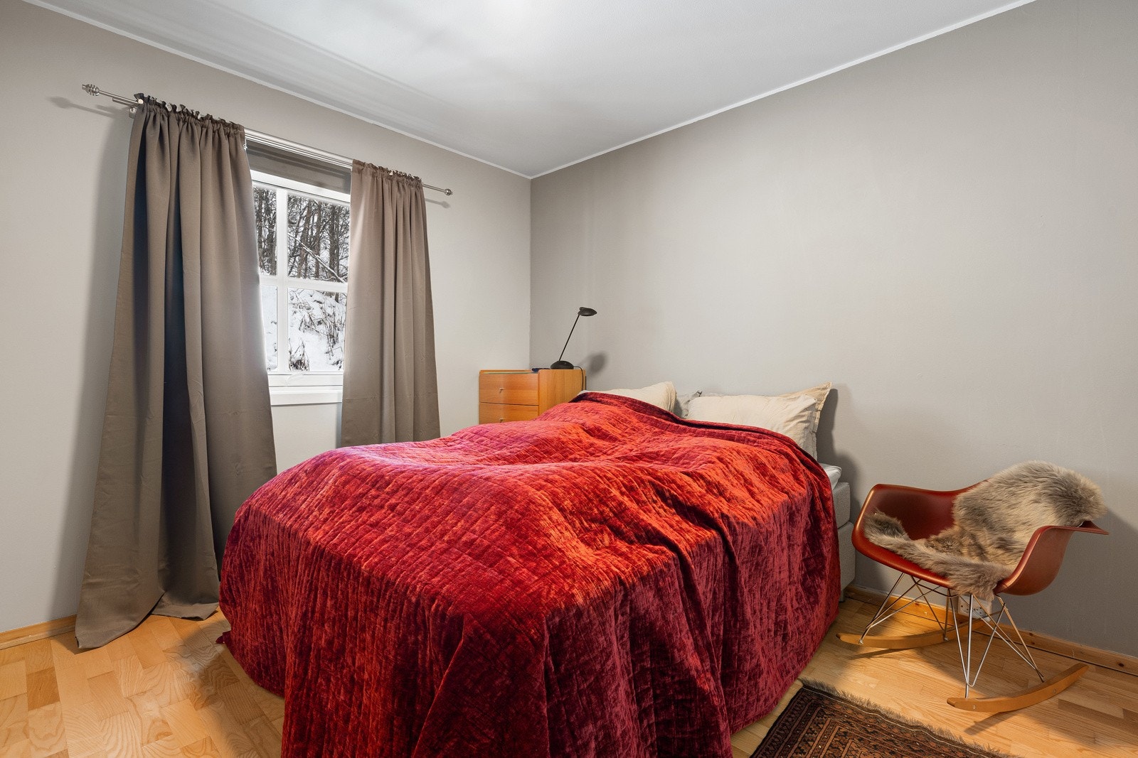 To gode soverom i leiligheten. Hovedsoverommet er romslig med plass for stor seng og tilhørende nattbord.