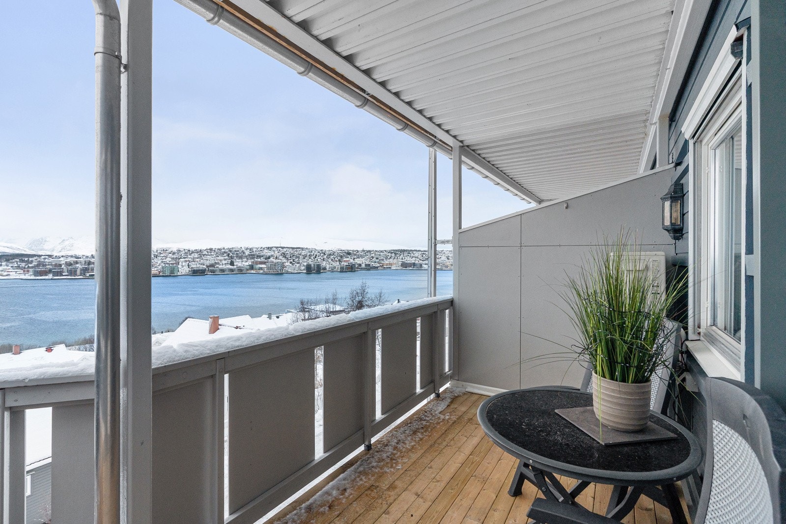 Verandaen har overbygg, noe som gir gode bruksmuligheter.