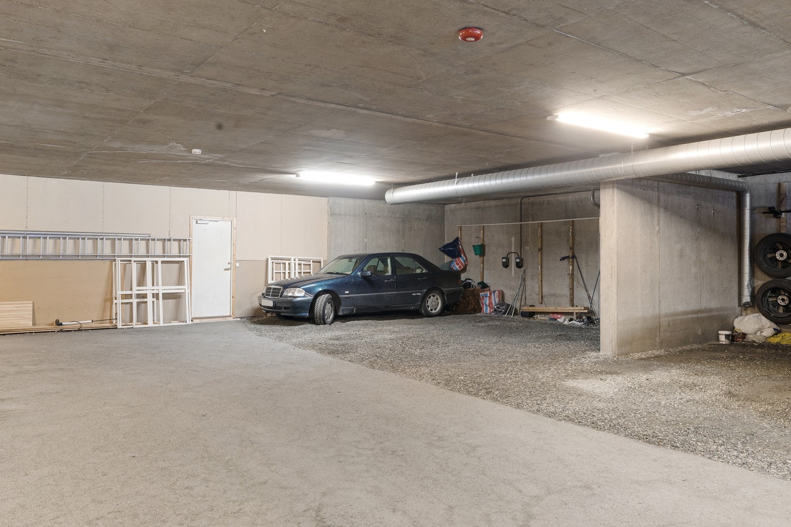 Det medfølger parkeringsplass i garasjeanlegg.