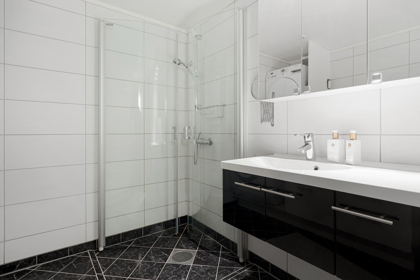 Badet er av god størrelse med stor innredning og overspeilskap som sikrer mye oppbevaringsplass.