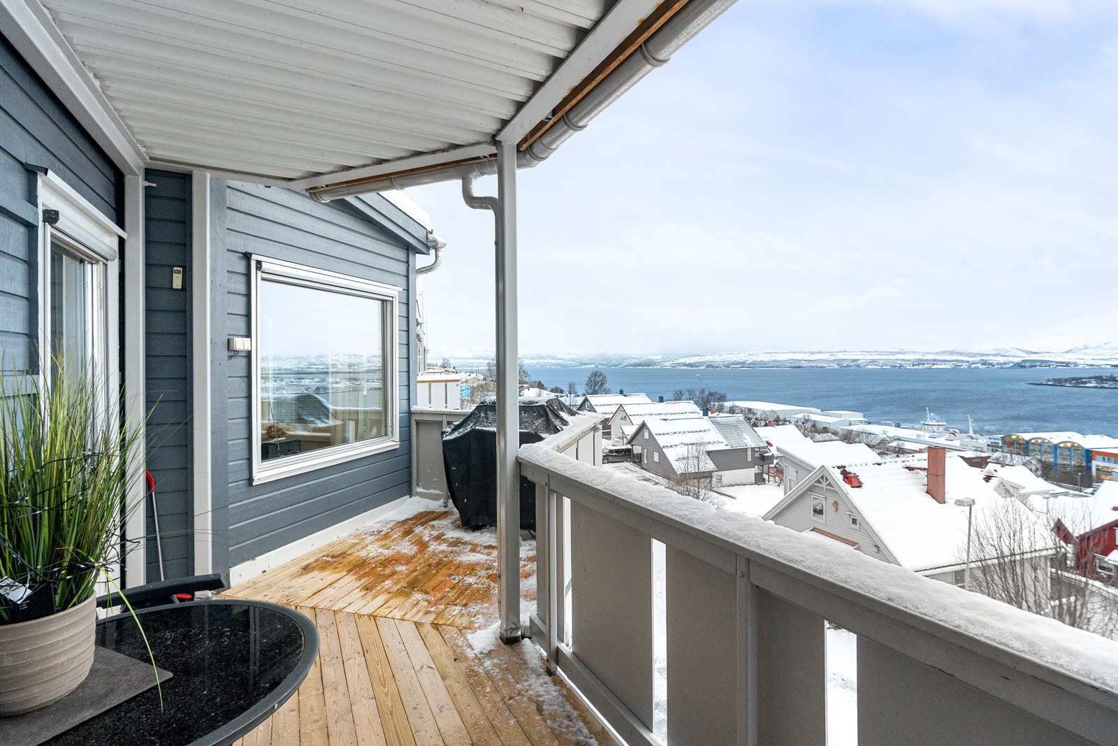 Fra stuen er det utgang til den romslige vestvendte verandaen.