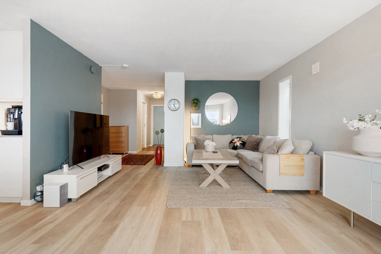 Stor stue med naturlige soner for møblering. Gjennomgående moderne og pent her.