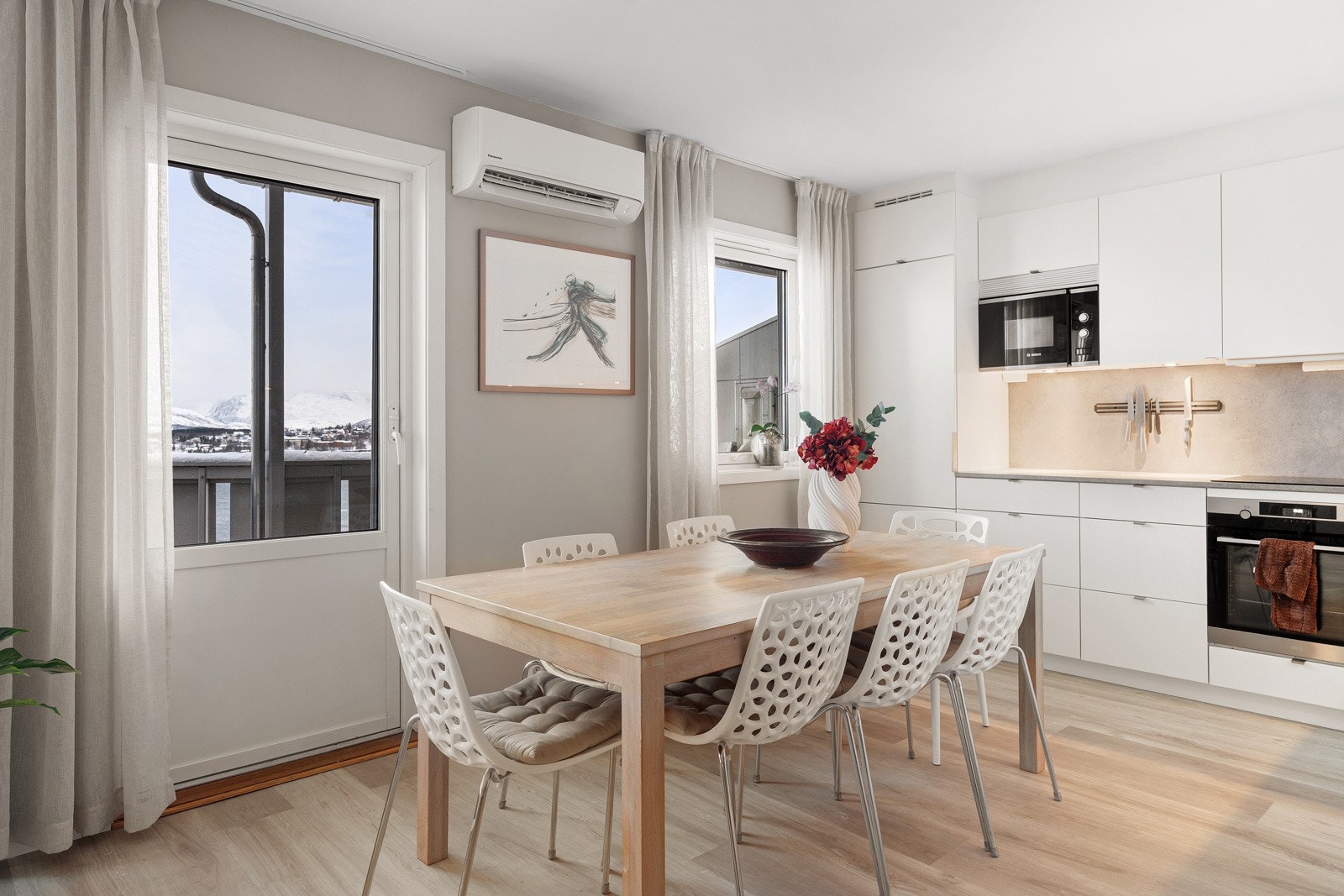 Spisebordet har sin naturlige plass i nærheten av kjøkkenet. Det er montert varmepumpe som sikrer en behagelig temperatur.