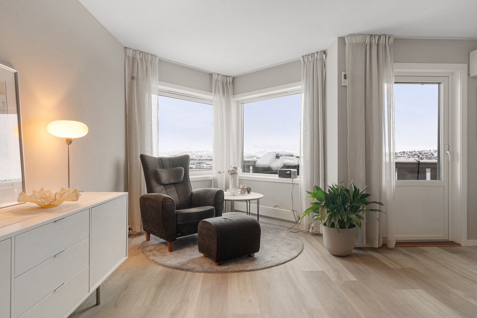 Flere vinduer i front som byr på fantastisk utsikt. Det er utvendige manuelle screens på vindu stue, kjøkken og verandadør.