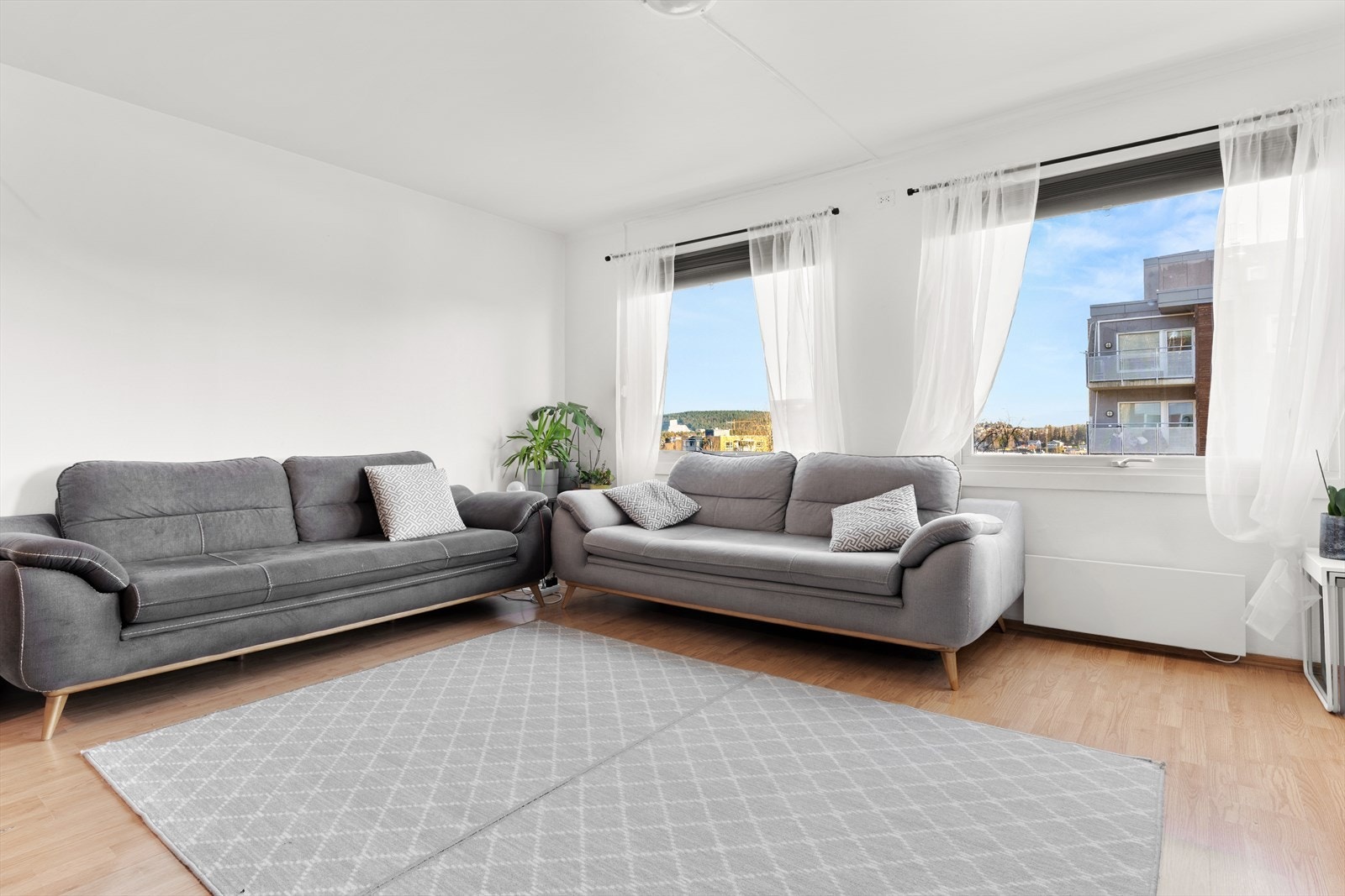 Stuen har store vindusflater, hvilket gjør leiligheten lys og luftig. Galleribilde