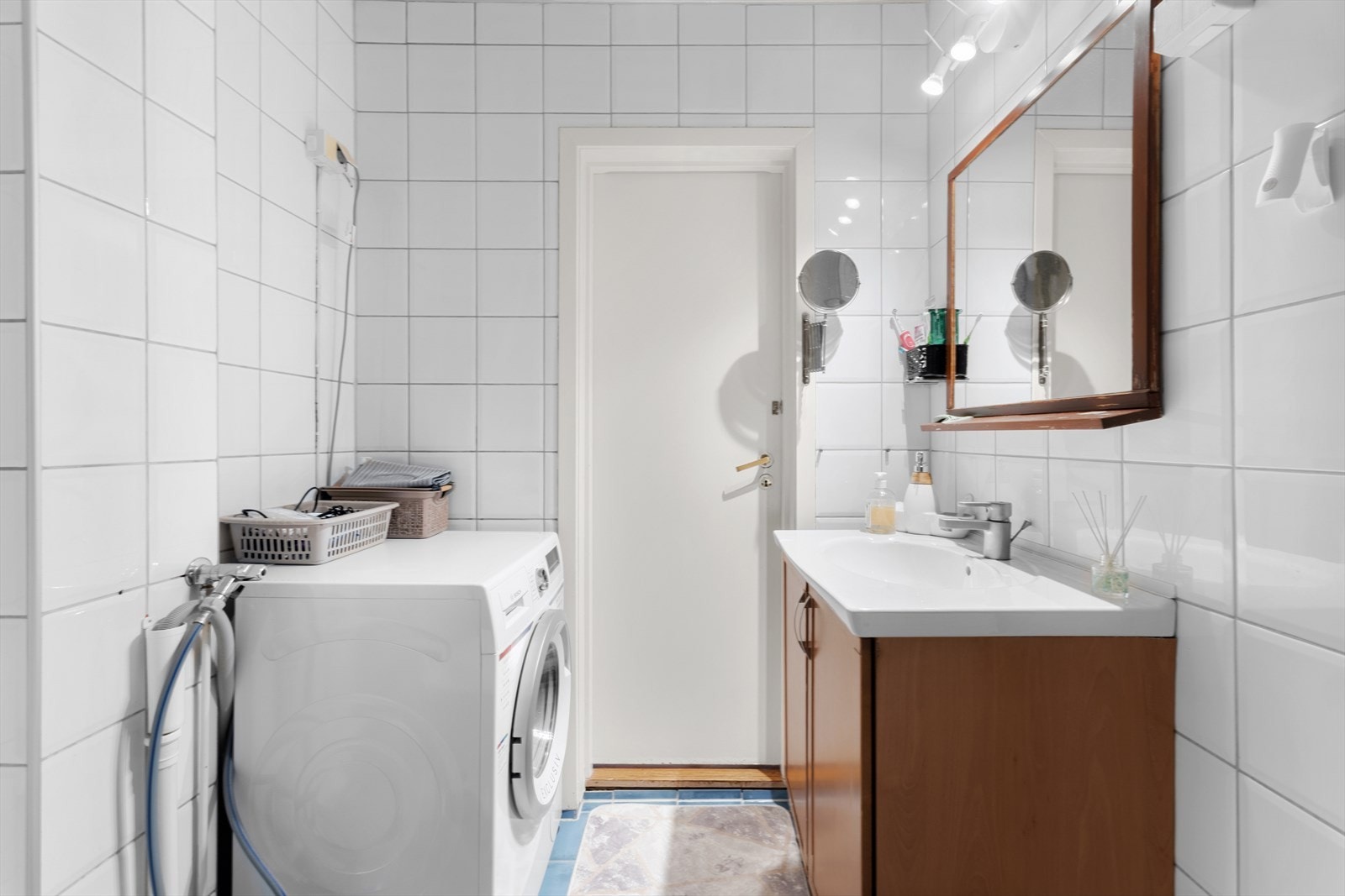 Opplegg for vaskemaskin og tørketrommel. Galleribilde