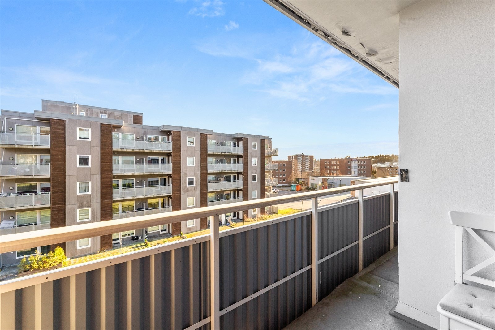 Balkong i betongkonstruksjon med adkomst fra stue/kjøkken, ca. 4 m². Galleribilde