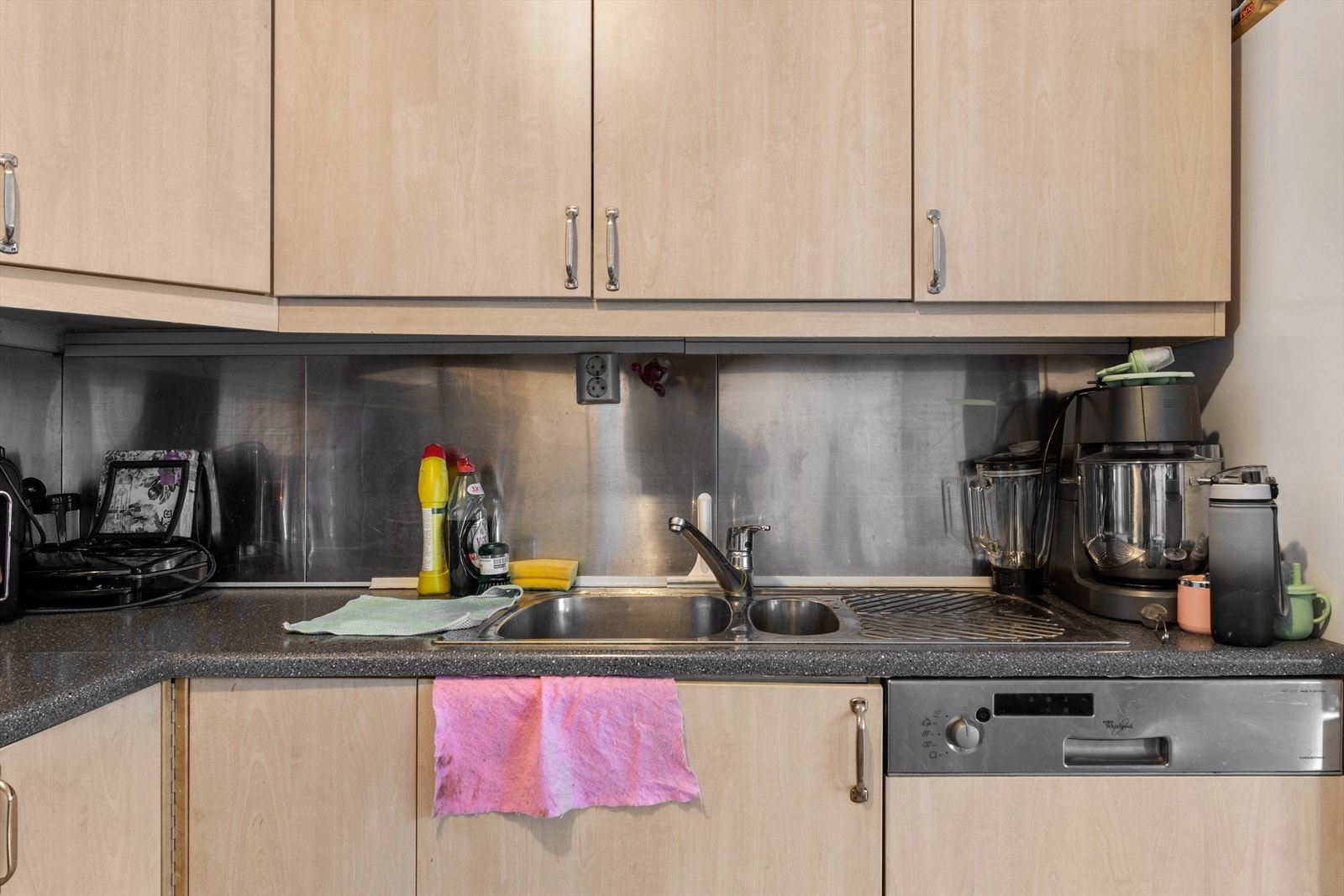 Kjøkkenet har rikelig med skapplass Galleribilde