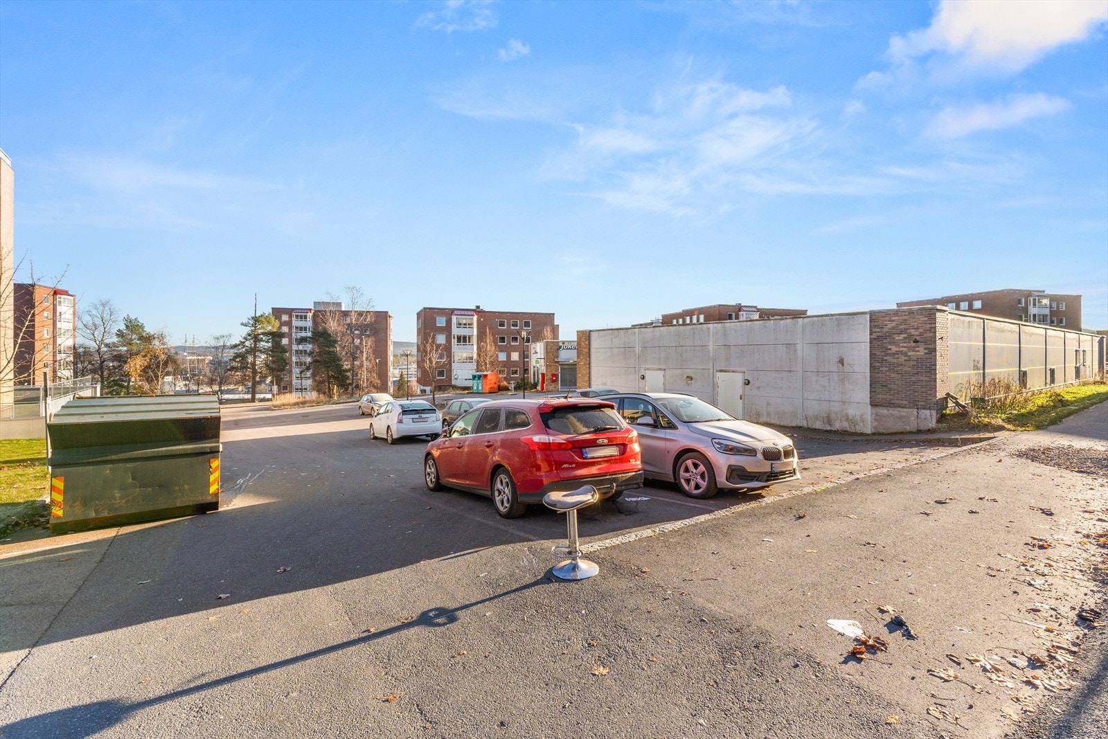 Styret har gitt alle leilighetene et parkeringsbevis for parkering på Coop Eiendoms plass iflg avtale. Galleribilde