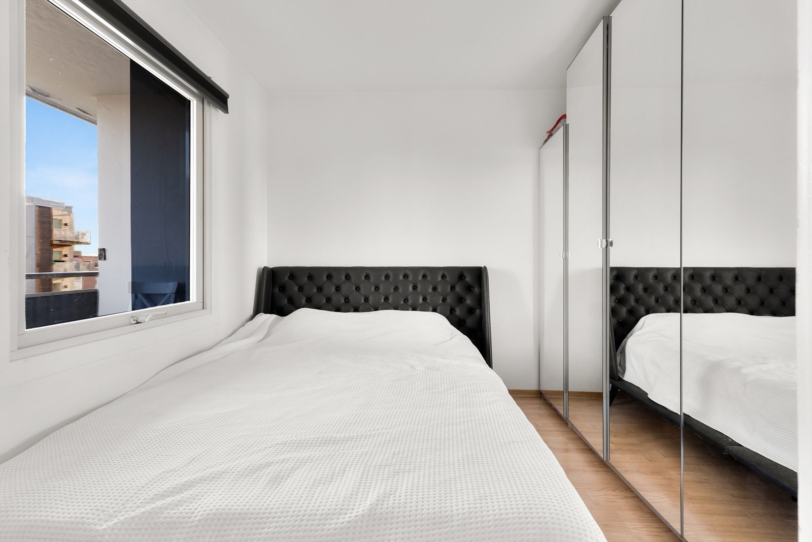 Soverom med god plass for dobbeltseng og garderobeskap Galleribilde