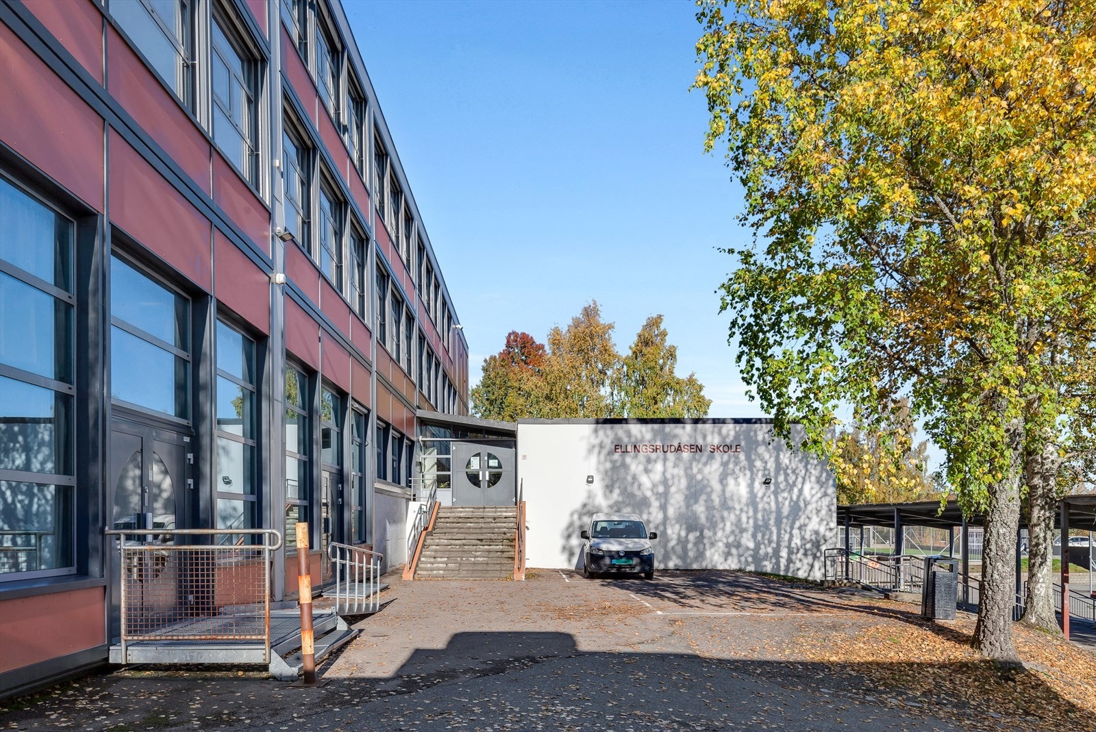 Fra leiligheten er det kort vei til offentlig kommunikasjon, butikker, marka og andre fasiliteter, samt kort vei til skole og flere barnehager. Galleribilde