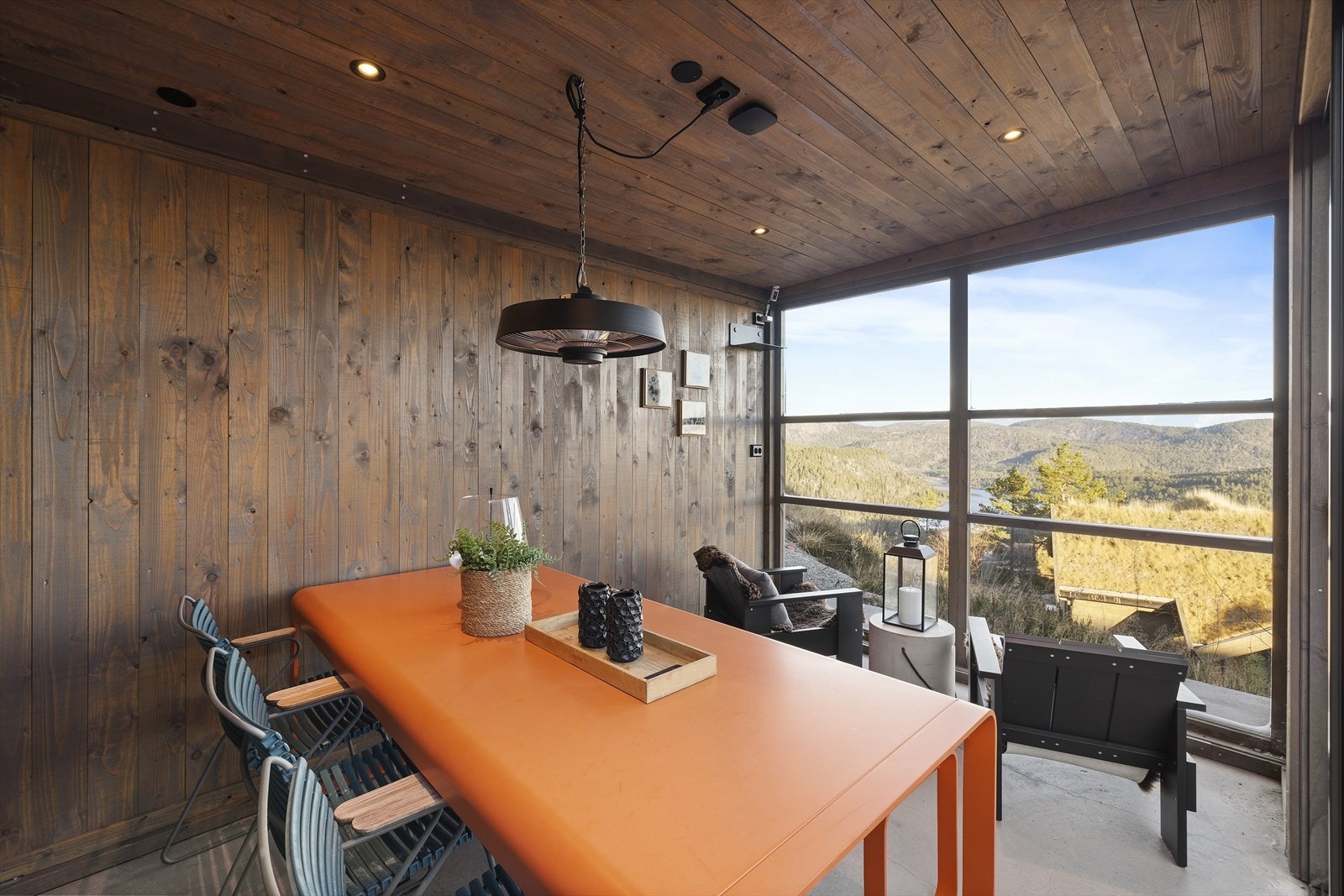 Koselig hagestue med flott utsikt Galleribilde