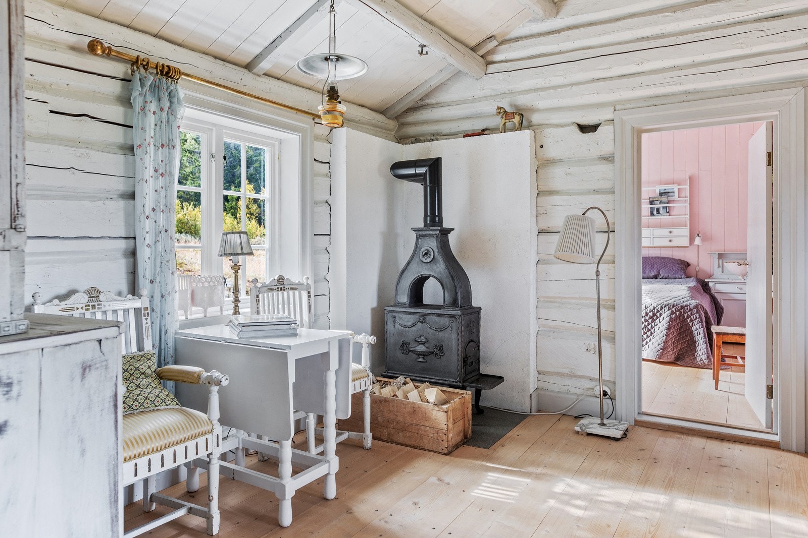 En vakker etasjeovn sørger for god varme til rommet. Galleribilde