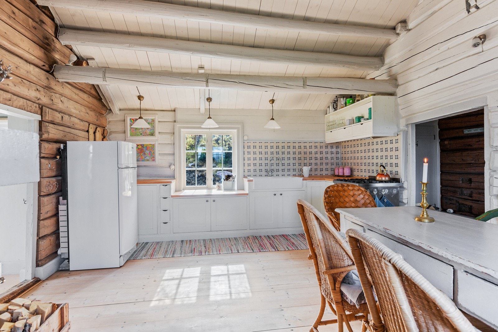 Den mønede himlingen med flotte tømmeråser sikrer den gode stølsfølelsen. Galleribilde