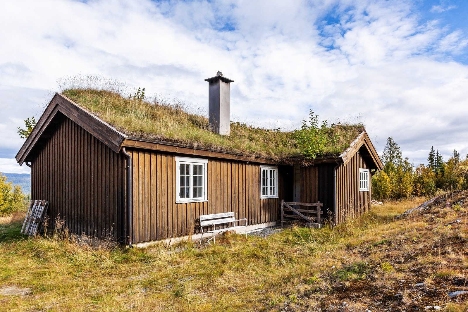 Seterhuset er fra 1890, men har innlagt vann og avløp, samt solcelleanlegg og aggregat. Galleribilde