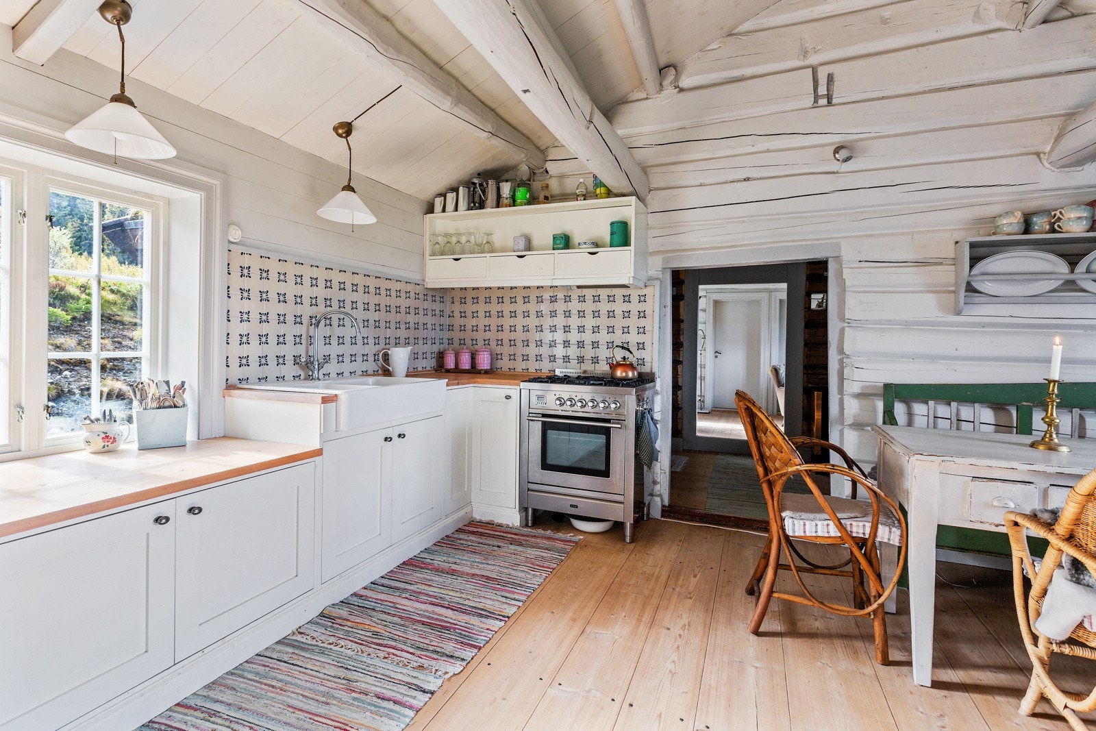 Kjøkkeninnredningen er bygd på stedet, skreddersydd til rommet. Galleribilde