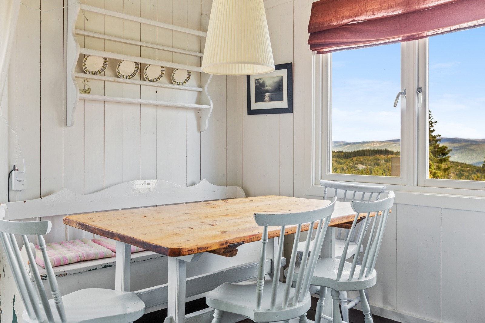 Stue og kjøkken er i åpen løsning, noe som gjør det ekstra lyst, luftig og sosialt. Galleribilde