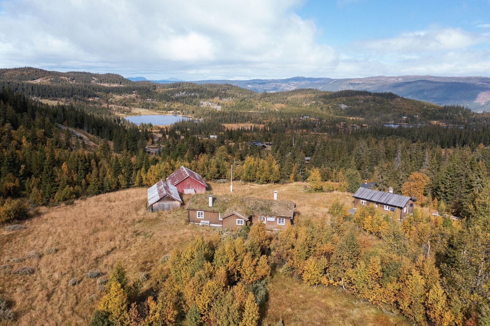 Denne innholdsrike eiendommen ligger på Liaåsen, ca. 880 moh, med flott utsikt utover vakkert stølslandskap og områdets mange fjellvann. Galleribilde