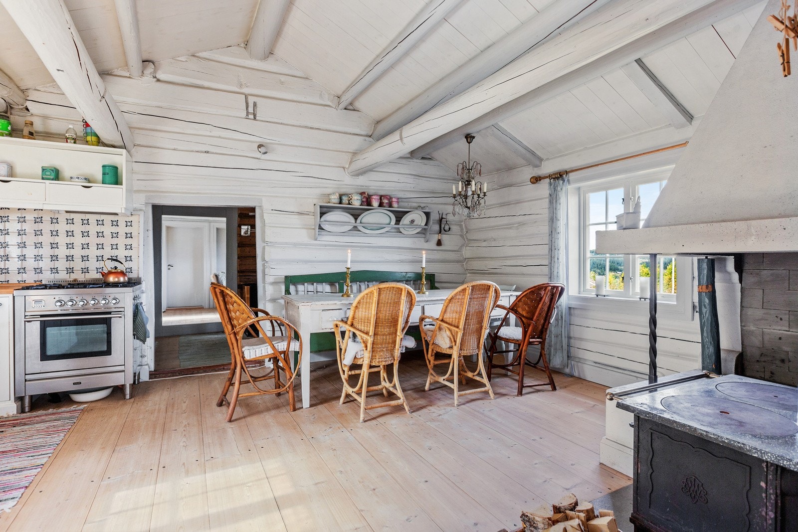 På kjøkkenet er det en pen peis og en stilfull vedkomfyr. Galleribilde