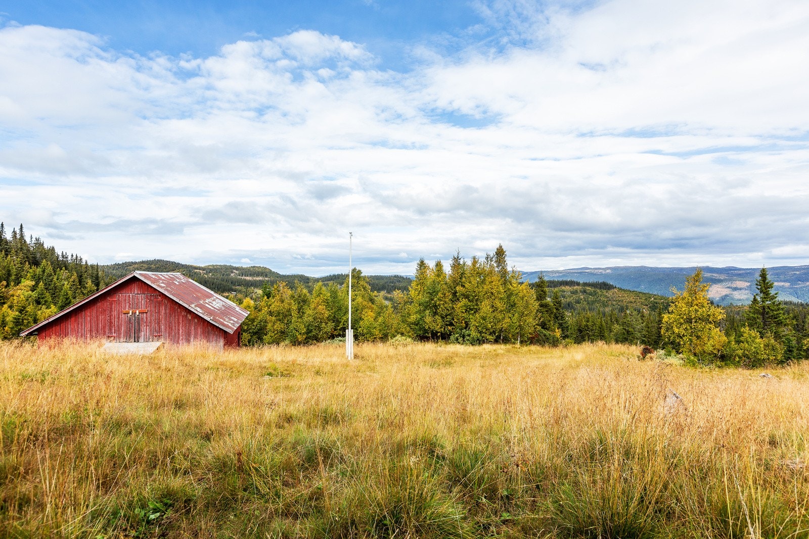 Med vakker utsikt, god plass både inne og ute, og en unik atmosfære med høy komfort, er dette en flott eiendom i et nydelig turområde! Galleribilde