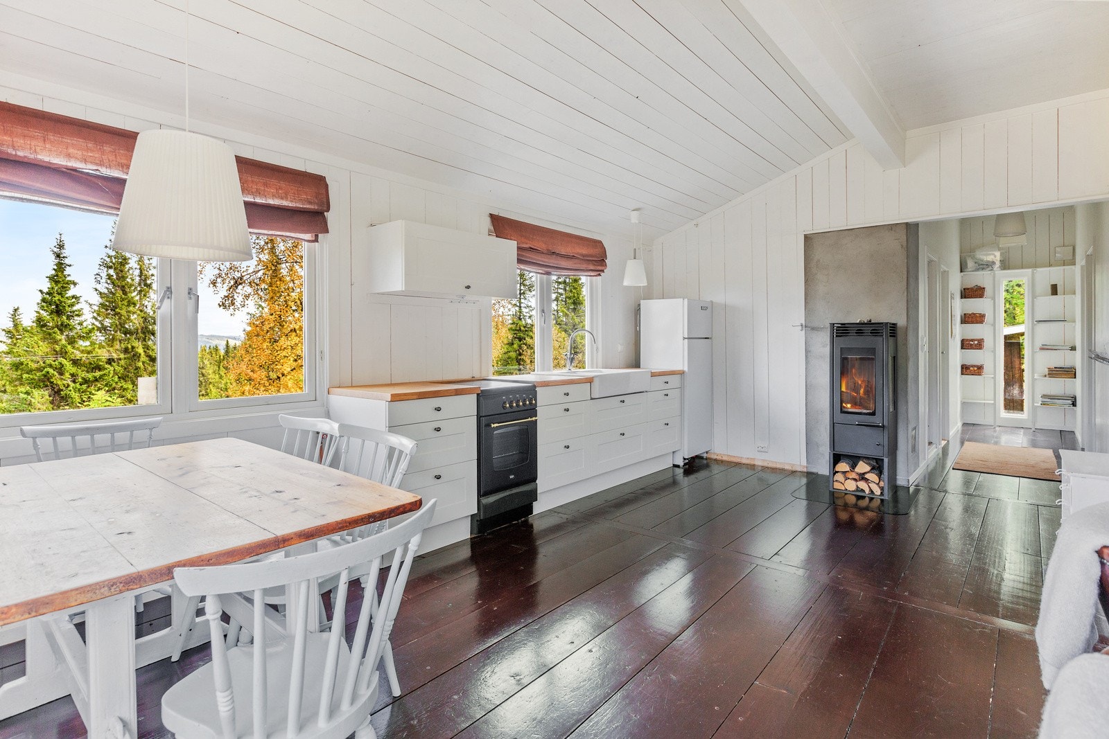 En stilig peisovn med innsyn gir lun varme og en hygglig stemning. Galleribilde