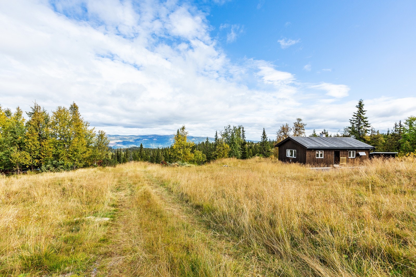 Litt lengre nede på stølsvollen ligger ytterligere en hytte. Galleribilde
