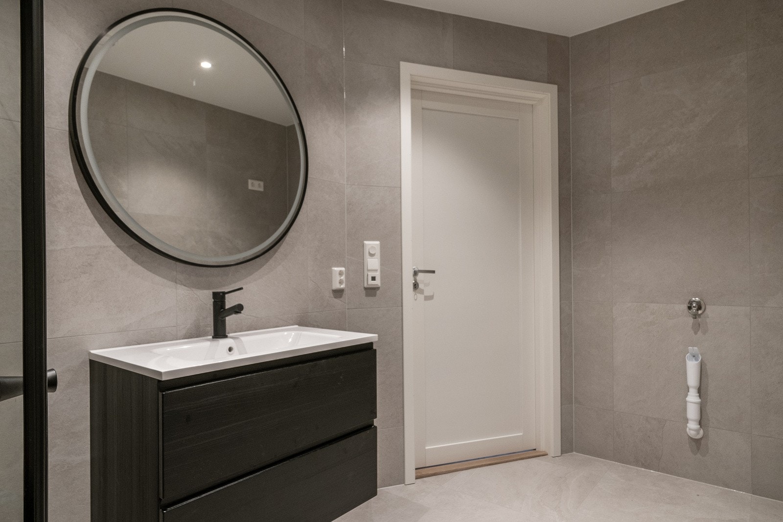 Sort baderomsinnredning, opplegg for vaskemaskin. Galleribilde